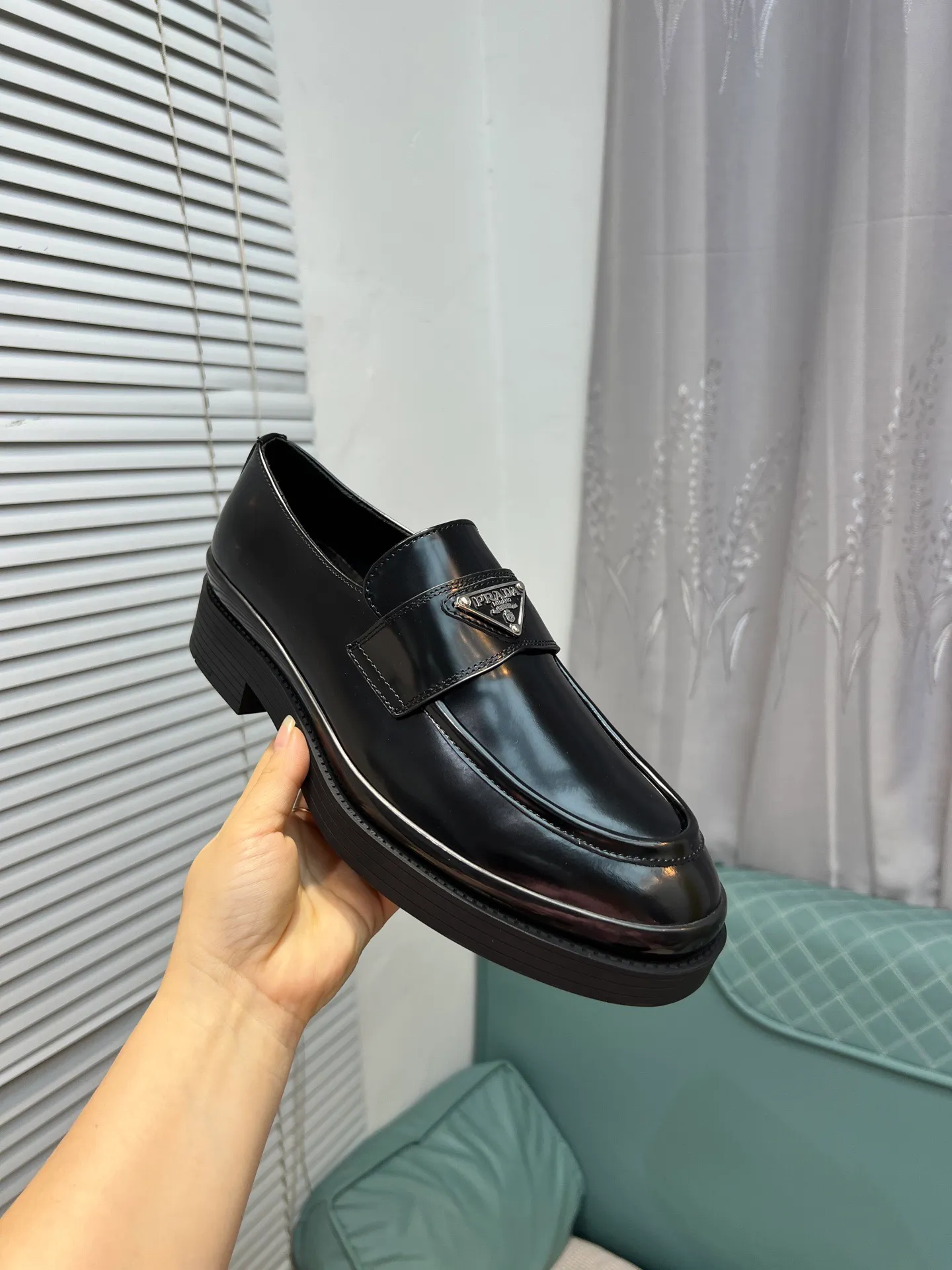 Men's clothing and shoes 💰860 Prada/Prada's new glossy leather loafers are made of open-edge beaded uppers imported from Italy, slip-on loafers style, large piece splicing design, durable and non-deforming, heavy-duty construction, exquisite mark stitching, same material ribbon decoration, blending classic and modern styles, lining with dyed calfskin, standard PRADA logo cowhide feet, original ultra-light matte texture and embossed leather outsole, light and not tired, excellent shock absorption effect, full foot comfort! Size: 39-44 (customized at 38.45)